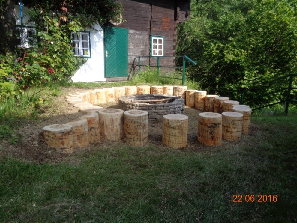 Feuerstelle für Lagerfeuer mit Baumstumpf und Ziegeln, gemütliche Feuerstelle