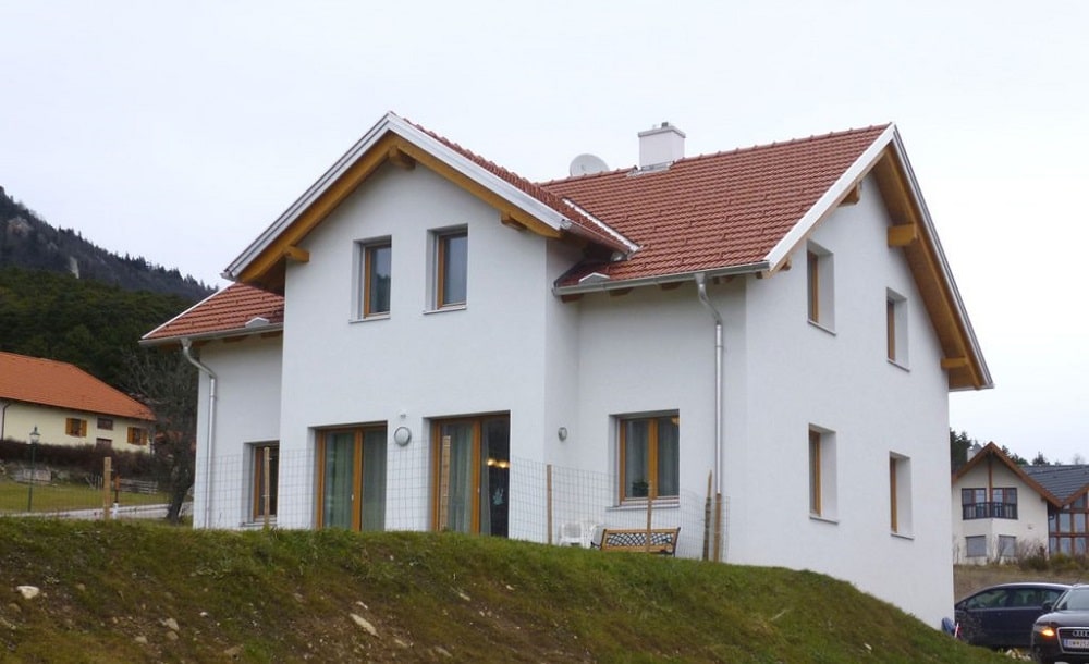 Weißes Einfamilienhaus von der Generalunternehmer-Baufirma Steiermark